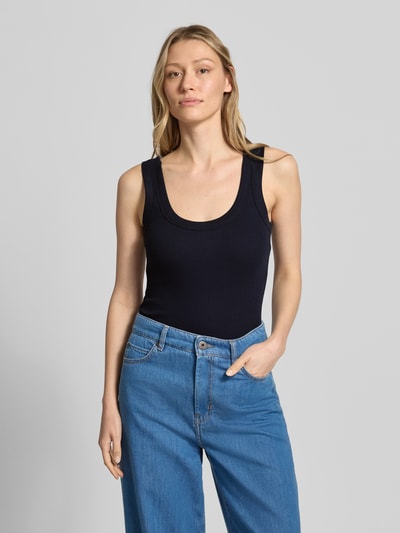 Frauenmodel trägt Tanktop mit Rundhalsausschnitt von Marc Cain aus Baumwoll-Mix mit Stretch-Anteil, Feinripp, Körpernaher-Schnitt, Ganzkörperansicht von vorne.
