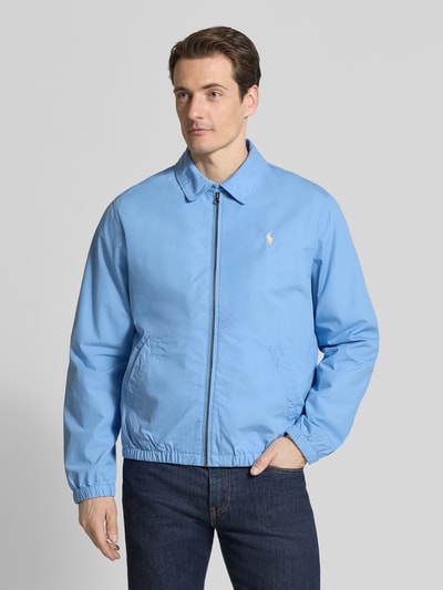 Męski model nosi Regular Fit Blouson aus reiner Baumwolle od Polo Ralph Lauren, jednokolorowy, krój regular fit, wykładany kołnierz, zamek błyskawiczny, detal z logo, długi rękaw, elastyczne zakończenia, wpuszczane kieszenie, z bawełny, jasnoniebieski, gładka faktura. Ganzkörperansicht von vorne.