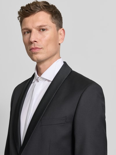 Männermodel trägt 1-Knopf-Sakko mit Reverskragen von Wilvorst aus schwarzem Baumwoll-Mix mit Pattentaschen, Nahaufnahme Oberkörper.