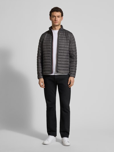 Männermodel trägt Steppjacke mit Stehkragen und Zweiwege-Reißverschluss von Geox in Dunkelgrau, Regular Fit, Ganzkörperansicht von vorne.