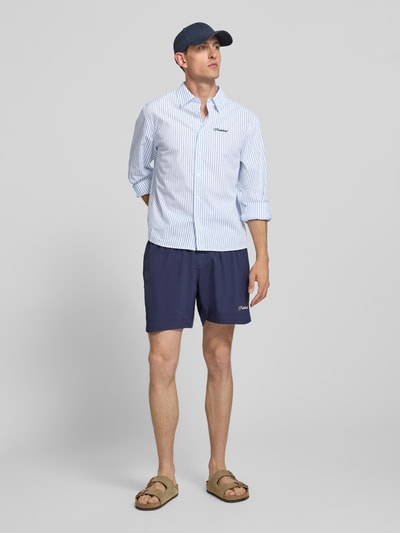 Männermodel trägt Regular Fit Freizeithemd mit Kentkragen und Label-Stitching von PROHIBITED, Reine Baumwolle, Allover-Look, Ganzkörperansicht von vorne.