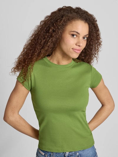 Vrouwenmodel draagt groen T-shirt met ronde hals model 'EVERYDAY' van Topshop, katoenmix, slim fit, ruglengte maat S: 54 cm, close-up bovenlichaam.