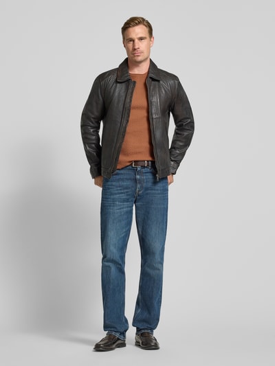 Männermodel trägt Lederjacke mit Kentkragen Modell 'VENCHO' von MAURITIUS, krój regular fit, Reißverschluss, klassische Farben, glatte Textur, Ganzkörperansicht von vorne