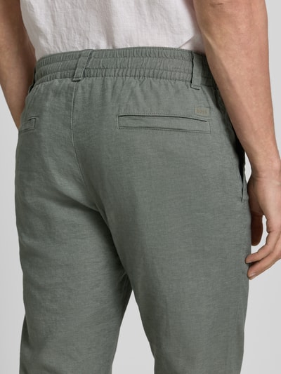 Männermodel trägt Regular Fit Leinenhose aus Leinen-Mix Modell 'Sanderson-L-3' von BOSS, Optik: Unifarben, Materialverarbeitung: Leinen-Mix, Detailaufnahme Rückansicht.
