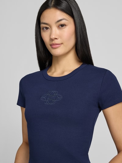 Frauenmodel trägt Damen T-Shirt von HUGO, Regular Fit T-Shirt aus Baumwoll-Mix Modell 'DELANOR_4', dunkelblau, glatte Struktur, Nahaufnahme Oberkörper.