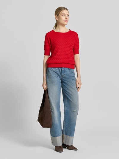 Frauenmodel trägt Strickpullover mit 1/2-Arm Modell 'Dodo' von FREE/QUENT in Rot mit Strukturmuster, Rundhalsausschnitt, Reine Baumwolle, Regular-Fit, Ganzkörperansicht von vorne.
