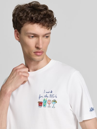 Männermodel trägt weißes Herren T-Shirt mit Stitchings Modell 'PORTOFINO' von MC2 Saint Barth aus reiner Baumwolle, Regular-Fit, Nahaufnahme Oberkörper.