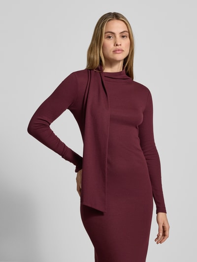 Frauenmodel trägt Midikleid mit Stehkragen Modell 'STANCIO' von Lauren Ralph Lauren in Bordeaux, figurbetonter Schnitt, Nahaufnahme Oberkörper. Baumwoll-Mix mit Modal-Anteil, Stehkragen, lange Ärmel.