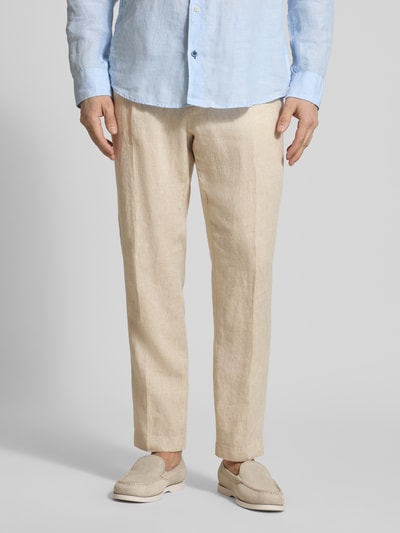 Männermodel trägt Hose mit Bügelfalten und Tunnelzug von Manuel Ritz aus reiner Baumwolle in Beige, Regular Fit, Ganzkörperansicht von vorne.