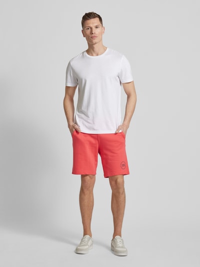 Christian Berg Men Regular fit sweatshorts met statementstitching Lichtrood - 1