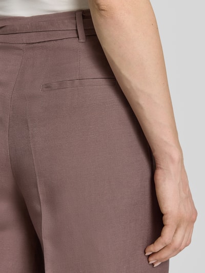 Frauenmodel trägt Wide Leg Hose aus Leinen-Mix mit Gürtel von Christian Berg Woman Selection, Leinen-Mix, Detailaufnahme Rückansicht.
