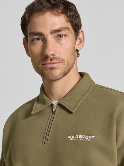 Männermodel trägt Regular Fit Troyer aus katoenmix van Polo Ralph Lauren in olijfgroen, Heren Troyer, Nahaufnahme Oberkörper.