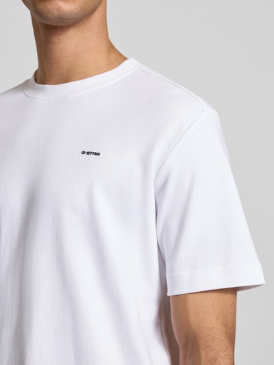 Męski t-shirt Regular Fit T-Shirt mit Logo-Print Modell 'True' von G-Star Raw, biały, nadruk z logo, okrągły dekolt, długość tyłu 66 cm, Nahaufnahme Oberkörper.