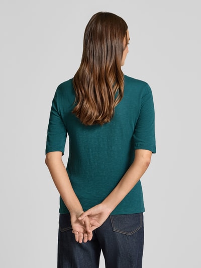 Frauenmodel trägt T-Shirt mit U-Boot-Ausschnitt von Christian Berg Woman aus Reine Baumwolle, Regular-Fit, Meliertes Design, Rückenlänge 58 cm, Ganzkörperansicht Rückansicht.