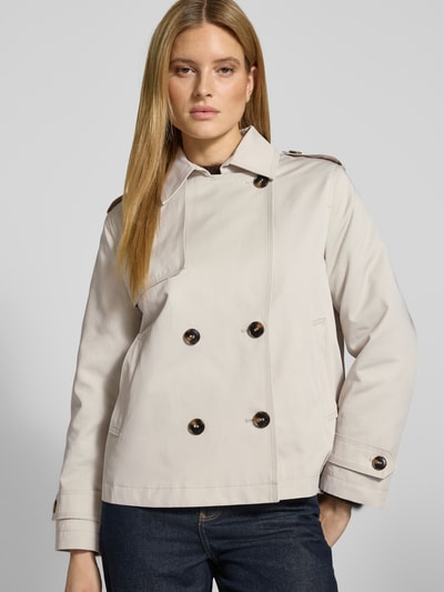 Frauenmodel trägt Trenchcoat in kurzem Design mit Baumwoll-Anteil von Jake*s Casual, beige Farbe, gerade Passform, Nahaufnahme Oberkörper.