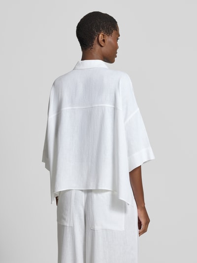 Vrouwenmodel draagt Relaxed Fit Bluse aus Leinen-Viskose-Mix van Drykorn in wit, model 'YARIKA', kentkraag, knoopsluiting, schouderpartijen, ruglengte maat 36: 55 cm, mouwlengte maat 36: 23 cm, mix van linnen en viscose, Ganzkörperansicht Rückansicht.
