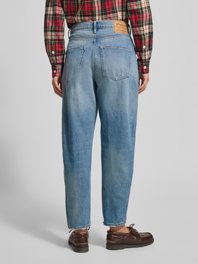Frauenmodel trägt Jeans mit 5-Pocket-Design von Polo Ralph Lauren, Reine Baumwolle, Lockerer-Schnitt, Used-Look, Ganzkörperansicht Rückansicht.