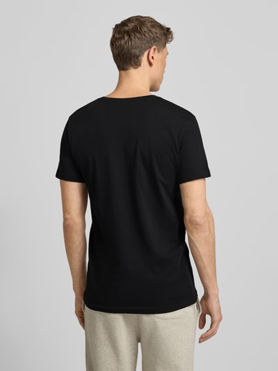 Männermodel trägt T-Shirt mit V-Ausschnitt im 2er-Pack von Christian Berg Men, reine Baumwolle, Slim Fit, Rückansicht Ganzkörperansicht.