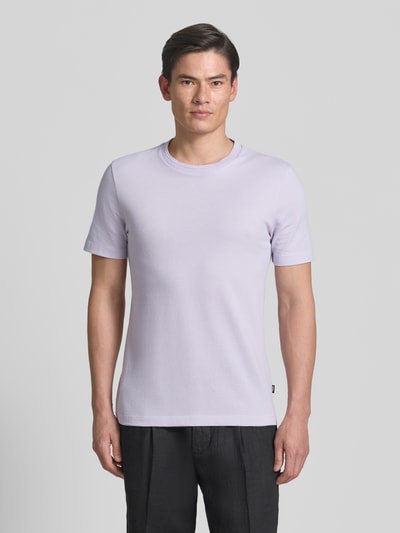 Männermodel trägt Regular Fit T-Shirt aus Baumwoll-Mix Modell 'TIBURT 240' von BOSS in Optik: Unifarben, Ganzkörperansicht von vorne.