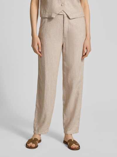 Vrouwenmodel draagt Leinenhose mit französischen Eingrifftaschen Modell 'lavasi' van FREE/QUENT, loose fit, linnenmix met viscose, klep- en ritssluiting, zandkleur, Franse steekzakken, binnenbeenlengte 73 cm, taillewijdte 41 cm, detailopname voorkant.