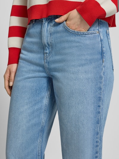 Frauenmodel trägt Jeans im Used-Look Modell 'RIVER' von Mango aus reiner Baumwolle mit Eingrifftaschen, Regular-Fit, Nahaufnahme Oberkörper.