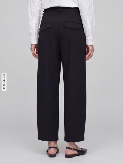 Frauenmodel trägt Barrel Leg Hose mit Viskose-Anteil von CAMBIO, unifarben, Webware, Pattentaschen, Ganzkörperansicht Rückansicht, KI-modifiziertes Bild.