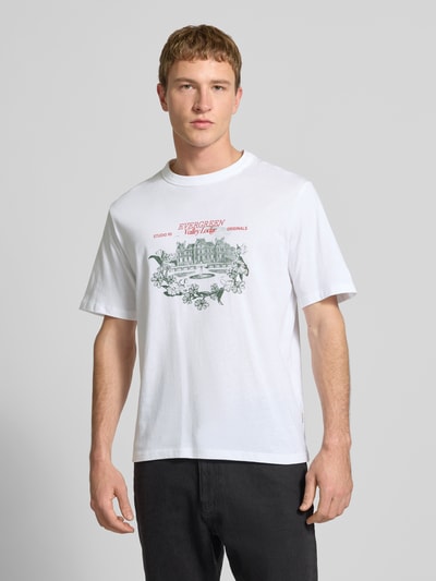 Männermodel trägt weißes Herren T-Shirt mit Label-Print Modell 'NIAGARA' von JACK & JONES aus reiner Baumwolle, gerader Schnitt, Rundhalsausschnitt, Ganzkörperansicht von vorne.
