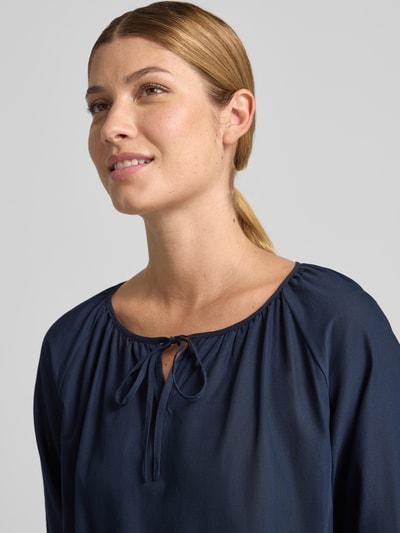 Frauenmodel trägt Regular Fit Kurzarmbluse aus reiner Baumwolle von Betty Barclay in Dunkelblau, sanfte Stoffstruktur, Nahaufnahme Oberkörper.