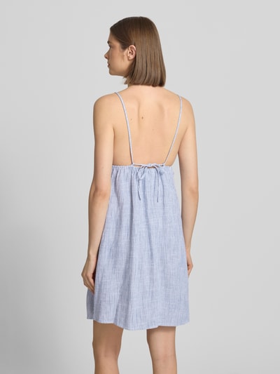 Frauenmodel trägt ausgestelltes Freizeitkleid aus Viskose-Leinen-Mix Modell 'SIESTA MW' von Only, gestreift, Two Tone, Mini, Ganzkörperansicht Rückansicht.