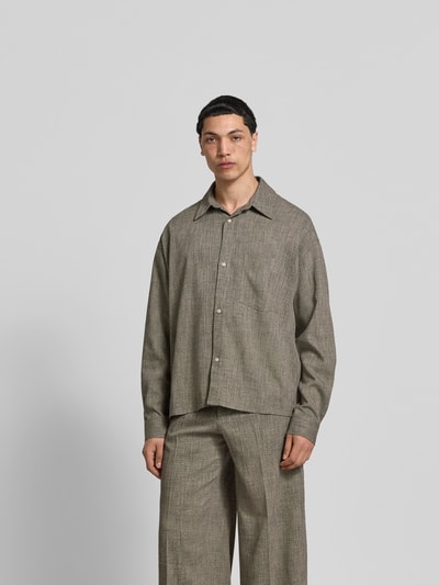 Männermodel trägt Freizeithemd aus Viskose-Mix von WON HUNDRED, Relaxed-Fit, Kentkragen, Brusttasche, Langärmelig, Ganzkörperansicht von vorne.