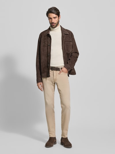 Männermodel trägt Slim Fit Jeans mit 5-Pocket-Design Modell 'Chuck' von BRAX, Beige, Baumwoll-Elasthan-Mix, Ganzkörperansicht von vorne. Bundweite 42 cm, Innenbeinlänge 79 cm bei Größe 32/32.