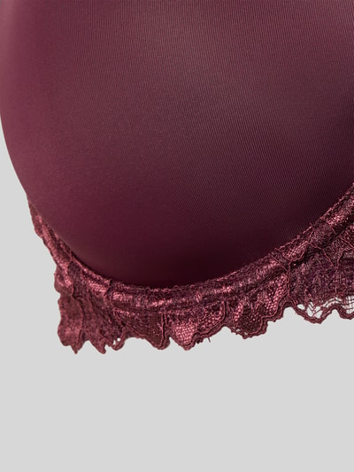 Nahaufnahme Oberkörper, Frauenmodel trägt T-Shirt-BH mit Stretch-Anteil von DORINA in Bordeaux, florale Spitze, glatte Textur, elastischer Material-Mix.