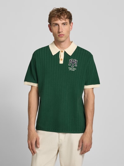 Männermodel trägt Regular Fit Poloshirt mit Label-Stitching von PROHIBITED aus Reine Baumwolle, grün mit beigem Kragen, Knopfleiste, Rückenlänge bei Größe M 70 cm, Nahaufnahme Oberkörper.