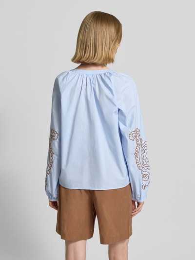 Vrouwenmodel draagt Bluse mit Rundhalsausschnitt und Motiv-Stitching van Christian Berg Woman in lichtblauw katoen, rechte fit, knoopsluiting, geborduurde motieven op mouwen, achteraanzicht volledige lichaamsopname.