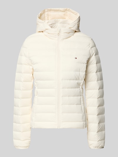 Produktfoto, Slim Fit Daunenjacke mit abnehmbaren Kapuze von Tommy Hilfiger, jednokolorowy kremowy, hydrofobowy, kieszenie na zamek.