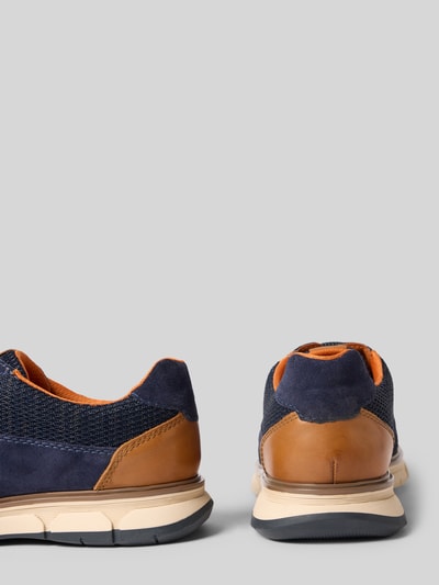 Produktfoto, Herren Schnürschuhe aus Leder-Mix Modell 'Don' von bugatti, dunkelblaues Obermaterial mit braunen Lederdetails, strukturierte Oberfläche, abgerundete Passform, Logo-Detail, weiße Sohle, Kontext: Absatzhöhe 4 cm, Schafthöhe und Schaftweite je 7 cm, Rückansicht.
