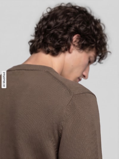 Männermodel trägt Regular Fit Strickpullover aus reiner Baumwolle Modell 'DANE' von Selected in Braun, Nahaufnahme Rückansicht, KI-modifiziertes Bild.
