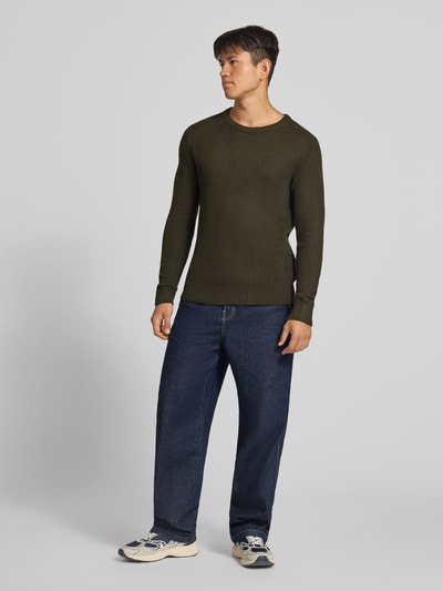 Männermodel trägt Strickpullover mit Rundhalsausschnitt Modell 'PANNEL' von JACK & JONES, Baumwoll-Mix, schmal geschnitten, Ganzkörperansicht von vorne
