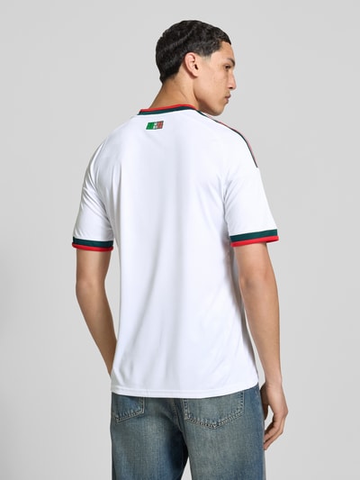 Männermodel trägt Auswärtstrikot Mexico 2026 von adidas Sportswear, mehrfarbig, Slim Fit, kurzarm, Rückansicht Ganzkörperansicht.