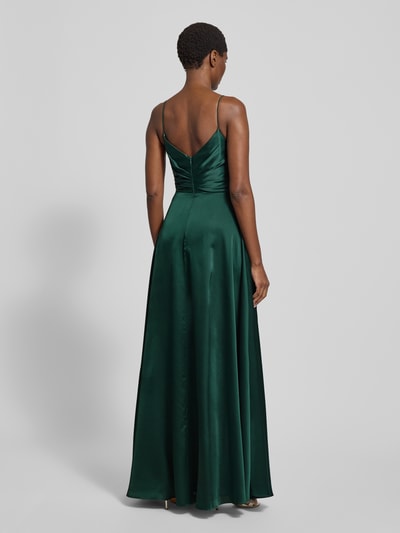 Frauenmodel trägt Abendkleid mit Herzausschnitt von LUXUAR FASHION, unifarbenes Design, Spaghettiträger, Rückansicht Ganzkörperansicht. Strapazierfähiges Material, leicht ausgestellter Schnitt, Gehschlitz, Rückenlänge bei Größe 36: 157 cm, Brustweite bei Größe 36: 39 cm.