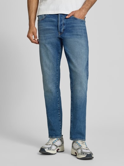 Männermodel trägt Regular Tapered Fit Jeans im Used Look Modell '3301' von G-Star Raw, Baumwoll-Elasthan-Mix, Eingrifftaschen, Ganzkörperansicht von vorne