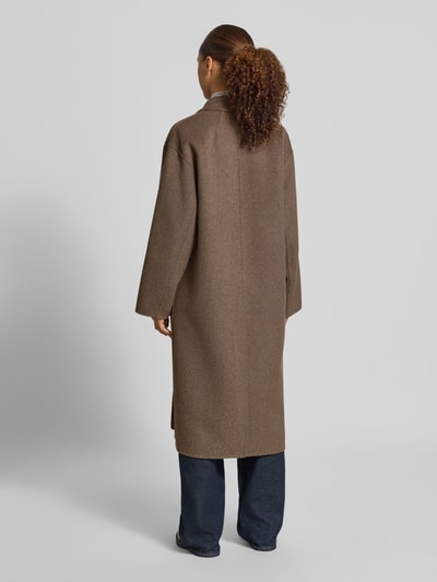 Männermodel trägt Relaxed Fit Mantel aus mieszanka wełny von Marc O'Polo, brązowy, proste linie, lekko teksturowana tkanina, Ganzkörperansicht Rückansicht.
