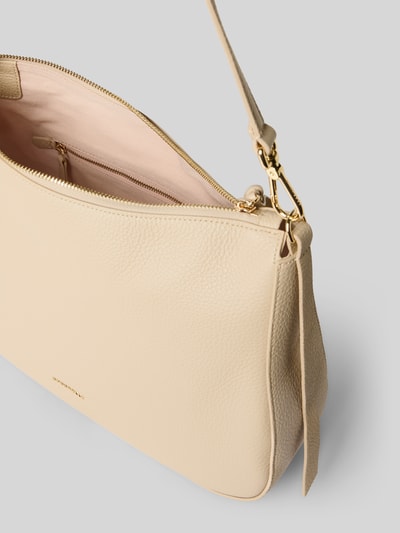 Produktfoto, beige Handtasche mit Label-Detail Modell 'NORY' von Coccinelle, Hauptfach mit Reißverschluss, abnehmbarer Tragehenkel, Innenfach mit Reißverschluss, Maße: Breite 28 cm, Länge 26 cm, Tiefe 9 cm, Schulterriemen 109 cm, strukturierte Oberfläche.