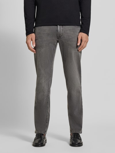 Männermodel trägt Straight Fit Jeans aus elastischem Baumwoll-Mix Modell 'Lyon' von Pierre Cardin in Grau, 5-Pocket, Used-Look, Nahaufnahme Oberkörper