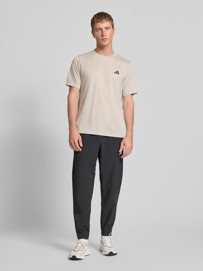 adidas Training Funktionsshirt mit Logo und Rundhalsausschnitt Beige 1