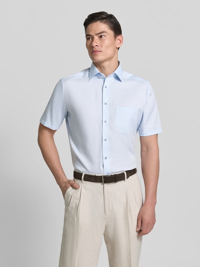 Mannenmodel draagt Modern Fit Business-Hemd met Kentkraag van OLYMP in lichtblauw, katoen, borstzak, vooraanzicht bovenlichaam.