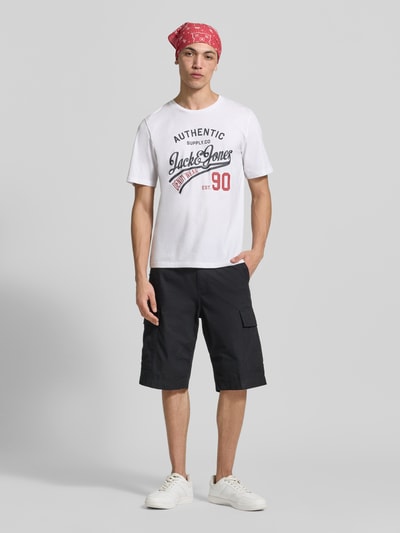 Männermodel trägt T-Shirt mit Label-Print im 3er-Pack Modell 'ETHAN' von Jack & Jones, weiß, gerader Schnitt, Ganzkörperansicht von vorne.