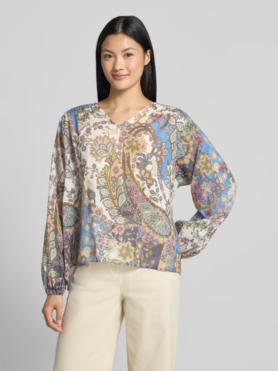 Modelka nosi Regular Fit Bluzę aus reiner Baumwolle mit V-Ausschnitt von Smith and Soul, paisley wzór, półprzezroczysty, długi rękaw, widok całej sylwetki z przodu.