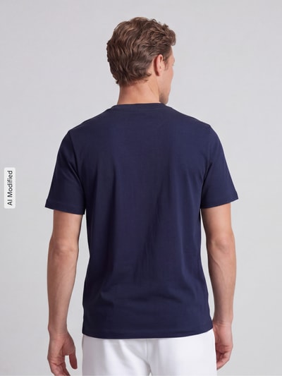 Männermodel trägt T-Shirt mit Rundhalsausschnitt von MCNEAL aus reiner Baumwolle in Dunkelblau, Slim Fit, Rückenlänge 68 cm, Ganzkörperansicht Rückansicht.