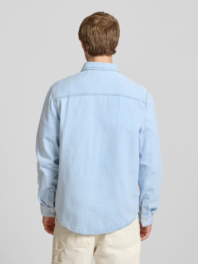 Männermodel trägt Regular Fit Jeanshemd mit Kentkragen von REVIEW in Hellblau, Reine Baumwolle, Rückenlänge 71 cm, Ganzkörperansicht Rückansicht.